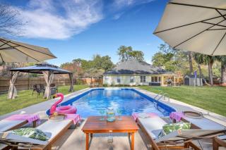 Savannah 5BR Pool, Jacuzzi, Firepit, Sports, Games - Savannah - 0