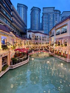 Cozy Home at Venice Luxury BGC - 9