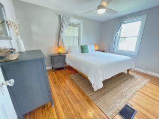 Seas the Day - 4 blocks to the beach, restaurant, and bar district - great deck and outdoor space!! - 9