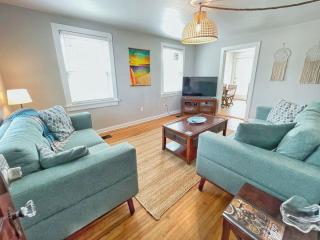 Seas the Day - 4 blocks to the beach, restaurant, and bar district - great deck and outdoor space!! - 6