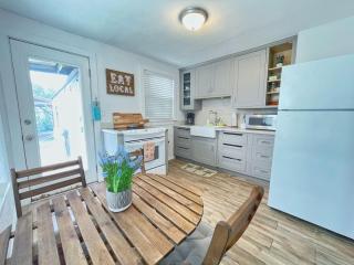 Seas the Day - 4 blocks to the beach, restaurant, and bar district - great deck and outdoor space!! - 5