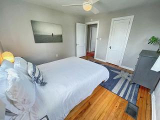 Seas the Day - 4 blocks to the beach, restaurant, and bar district - great deck and outdoor space!! - 1