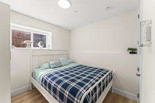 Quiet, cozy 2BR1BA private entry suite near Skytrain - 6