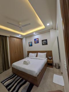 The Lodgers Superior 1 BHK Apartments Near Sector 42-43 Metro - 1