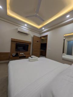 The Lodgers Superior 1 BHK Apartments Near Sector 42-43 Metro - 2