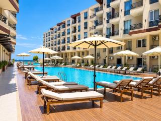 Aqua Fun Apartment - Sea & Pool Views, Private Beach - 8