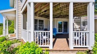 The Goat and Cherry- Cozy Retreat, Hot Tub, Fire Pit, Arcade Fun & Dogs! - 2