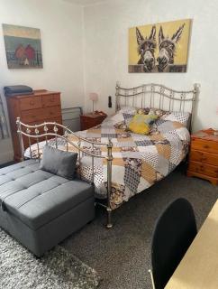 Kettering Town Double Rooms with TV Ideal Professional workers for longer stays Shared bathroom kitchen & Lounge - 0