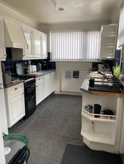 Kettering Town Double Rooms with TV Ideal Professional workers for longer stays Shared bathroom kitchen & Lounge - 4