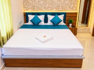 Hotel JR Palace- Near Toran Dwar and free Parking - 2