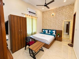 Hotel JR Palace- Near Toran Dwar and free Parking - 8