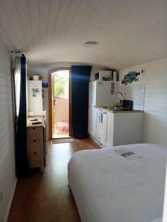 Roulotte Authentique aux Portes du Beaujolais climatisée avec terrasse Privative & Borne de Recharge - 7
