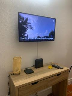 Jolie studio meublé avec petite vue mer - 4