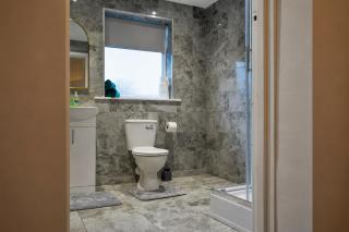 Well-Connected Rotherham House for 7 near Parkgate, Meadowhall, Sheffield and M1 - 2