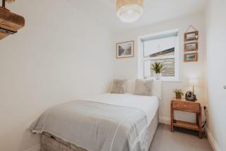 Coastal Hideaway by Lil Blu Stays - 4