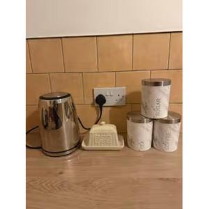 Modern 2BR Group Accommodation in Wakefield with, 3 Baths,Fibre WiFi near Union Street, Gallery Walk and Pinderfields Hospital - 1