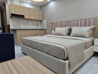 Hotel Premium Sadhana Near Char Dham Mandir Most Luxury Rooms With Balcony !!! Best Place For Stay In Vrindavan - 4