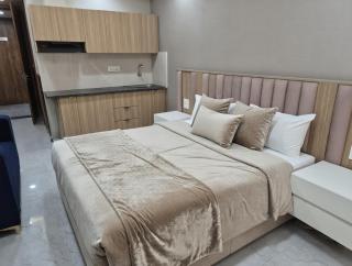 Hotel Premium Sadhana Near Char Dham Mandir Most Luxury Rooms With Balcony !!! Best Place For Stay In Vrindavan - 8