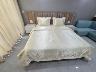 Hotel Premium Sadhana Near Char Dham Mandir Most Luxury Rooms With Balcony !!! Best Place For Stay In Vrindavan - 3
