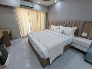 Hotel Premium Sadhana Near Char Dham Mandir Most Luxury Rooms With Balcony !!! Best Place For Stay In Vrindavan - 5