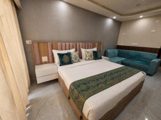 Hotel Premium Sadhana Near Char Dham Mandir Most Luxury Rooms With Balcony !!! Best Place For Stay In Vrindavan - 9
