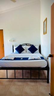1bhk with 2 lake view Balconies and a pool just 5 mins away from beach - 8