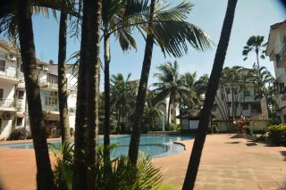 1bhk with 2 lake view Balconies and a pool just 5 mins away from beach - 4