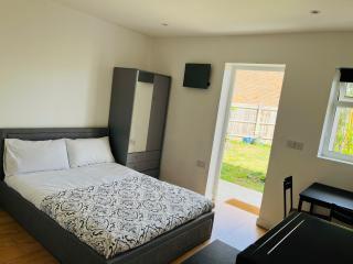Studio Sleeps 2 with Garden and Parking - 4