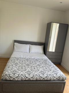 Studio Sleeps 2 with Garden and Parking - 6