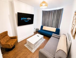 Contractor and Family Home in Doncaster with 4 Bedrooms, 2 Bathrooms and Fast WiFi - 0