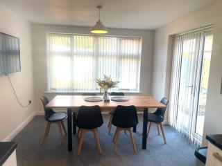 Spacious modern private detached home sleeps 6 - 5