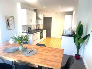 Spacious modern private detached home sleeps 6 - 9