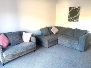 Spacious modern private detached home sleeps 6 - 3