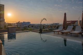 Sunset 300m from Beach, Heated Pool, Jacuzzi and Gym - 0