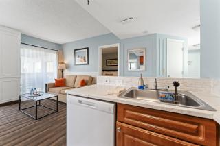 Delightful Garden View 2 Bed 2 Bath Balcony Condo 7 Min to Universal - 4