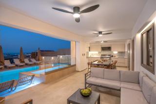 Sunset 300m from Beach, Heated Pool, Jacuzzi and Gym - 5