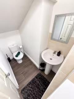 Contractor and Family Home in Doncaster with 4 Bedrooms, 2 Bathrooms and Fast WiFi - 3