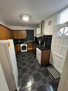 Contractor and Family Home in Doncaster with 4 Bedrooms, 2 Bathrooms and Fast WiFi - 4
