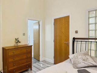 Super Central, Super Spacious City centre apartment, Parking, Sleeps 6 - 1