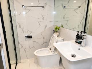 803 - Quiet Condo in City Centre - 4