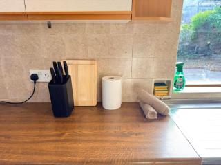 Relaxing Contractor Home for 8 near Odsal Stadium with Smart TV, Washer-Dryer & Driveway - 1
