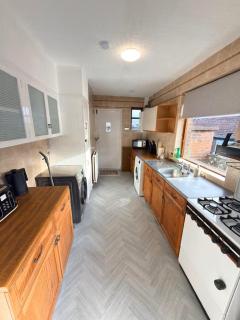 Relaxing Contractor Home for 8 near Odsal Stadium with Smart TV, Washer-Dryer & Driveway - 4
