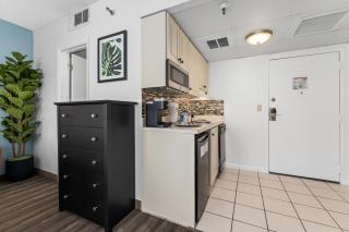 Relaxing Central Condo with Balcony 7 Min to Universal - 8