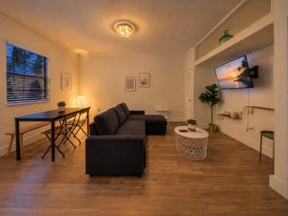 Real 1924 Art Deco one-bedroom in Mid-Beach with a courtyard patio and free reserved parking - 1