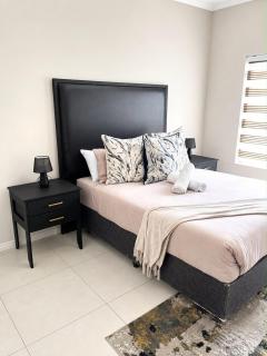 Large 3 Bedroom Apartment in Midrand, Waterfall City - More space than a hotel room - Ideal for families, groups and work trips - 17 Elizabeth - 2