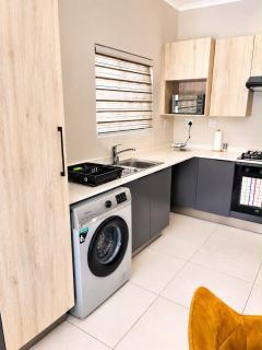 Large 3 Bedroom Apartment in Midrand, Waterfall City - More space than a hotel room - Ideal for families, groups and work trips - 17 Elizabeth - 5