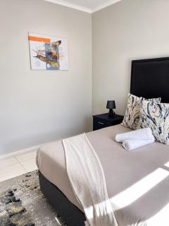 Large 3 Bedroom Apartment in Midrand, Waterfall City - More space than a hotel room - Ideal for families, groups and work trips - 17 Elizabeth - 1