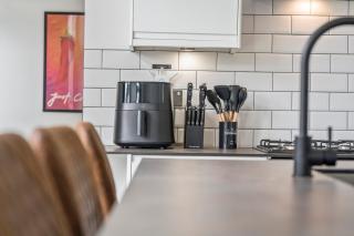 Spacious, Modern Home with LayZSpa&Parking - 9