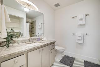 Dunlap Oasis, 5BD Luxury Ranch! Home Theater, 2 Kitchens, Near COTA & Airport - 5