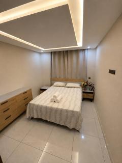 Elegant Apartment Next to the Beach & Free Parking - 1